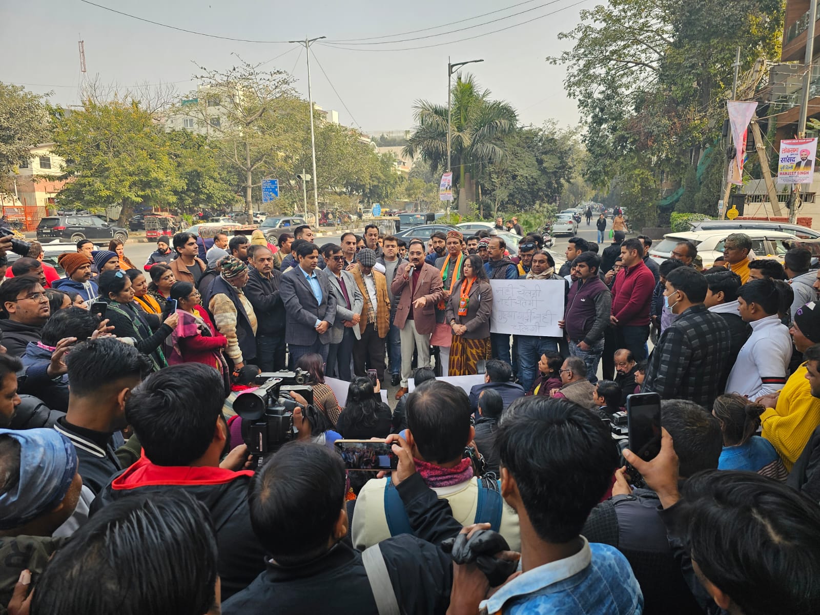कैवेंटर्स मार्केट, सूरजमल विहार में AAP शासित दिल्ली नगर निगम द्वारा अवैध रूप से ली जा रही पार्किंग के विरुद्ध प्रदर्शन