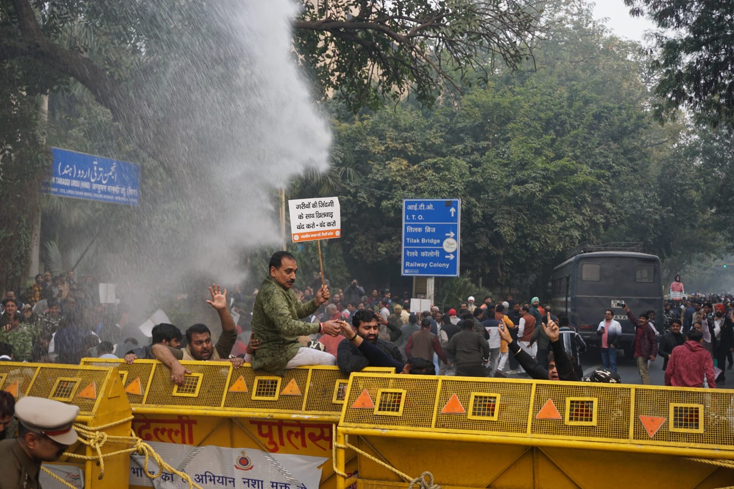 केजरीवाल सरकार के दवा घोटाले के खिलाफ आज "आप" कार्यालय के पास विशाल प्रदर्शन